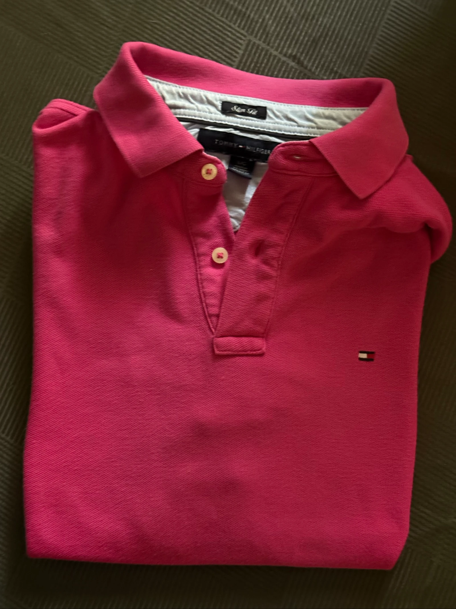 Tommy Hilfiger, polo para hombre talla L, excelente estado #tommy #tommyhilfiger Hola, estaba tomando las medidas :))) Hombros 49 Axilas 56 cm Longitud 69 cm Mangas 21 cm – photo 7